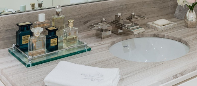 accessoires en parfum in de badkamer