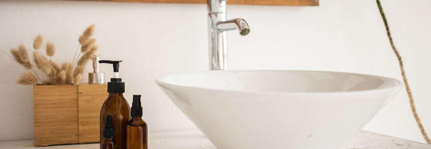 Wasbak of waskom verstopt