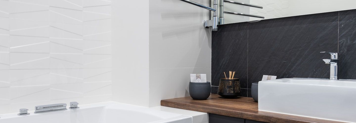 Natuurlijke badkamermeubels hout of houtlook