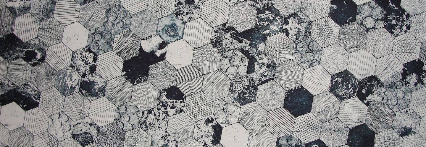 De zomer in de badkamer met lichte tegels en een wit wastafelmeubel