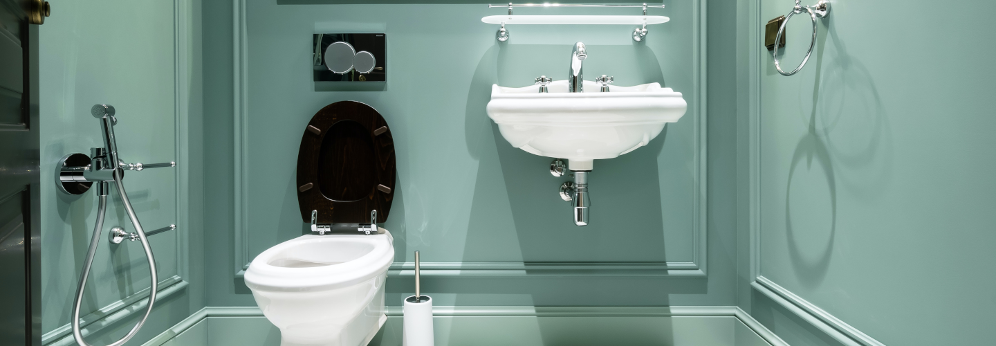 Donkere badkamer tegels