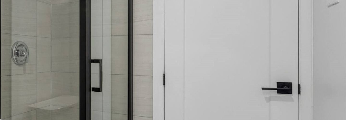 soorten douchedeuren zwarte douchedeur
