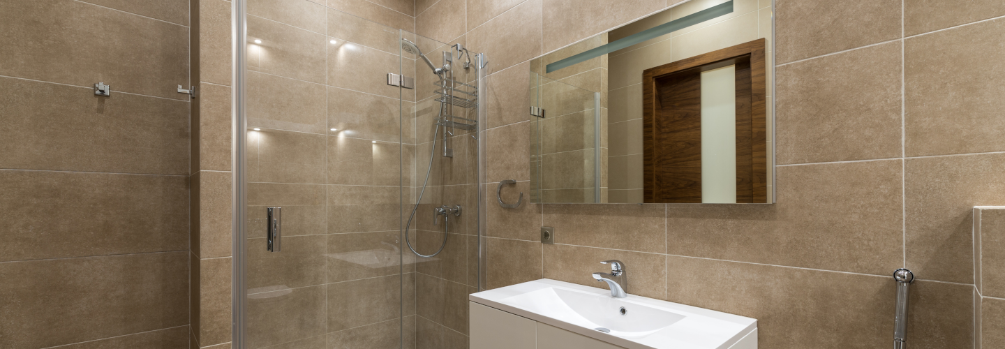 Hoe plaatst u een douchewand op de beste manier