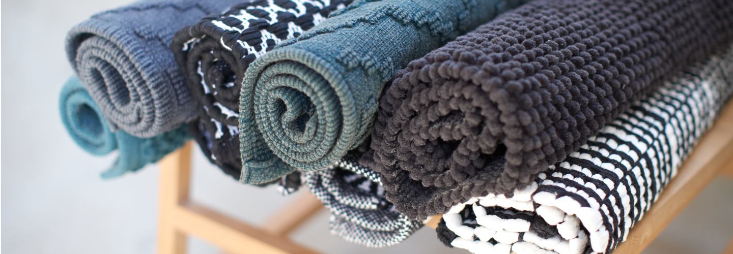 blauw en bruin gekleurde badmat