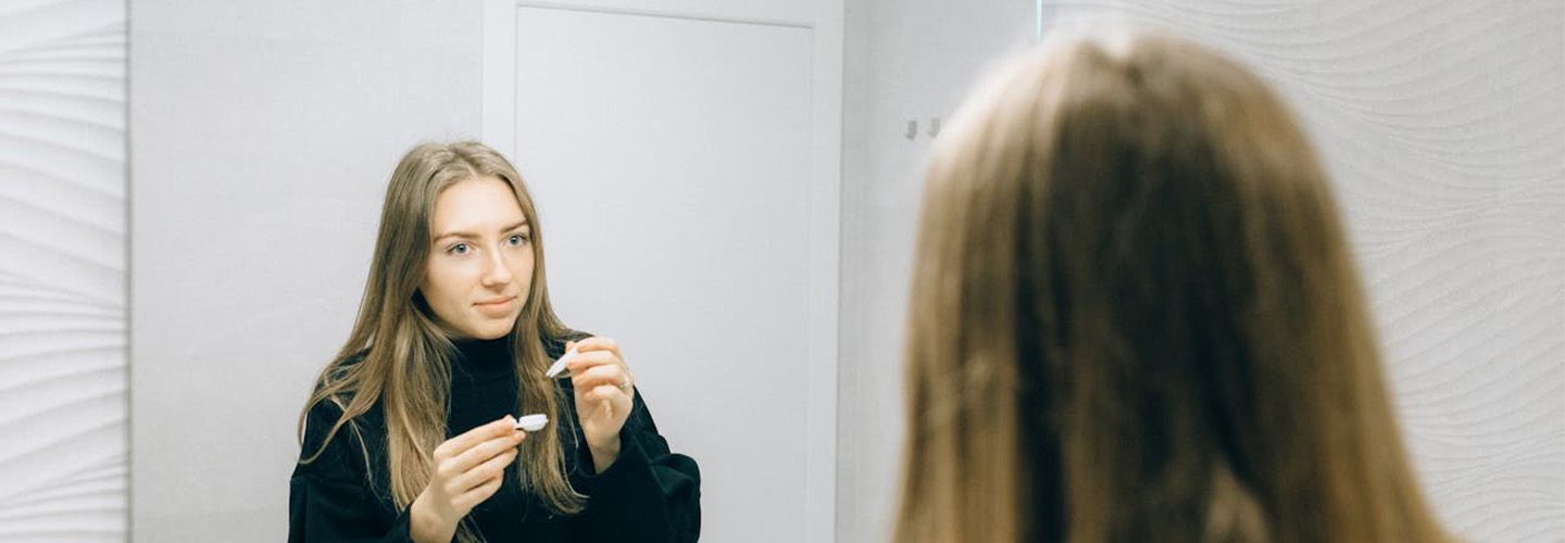 waar op letten badkamerspiegel hoogte