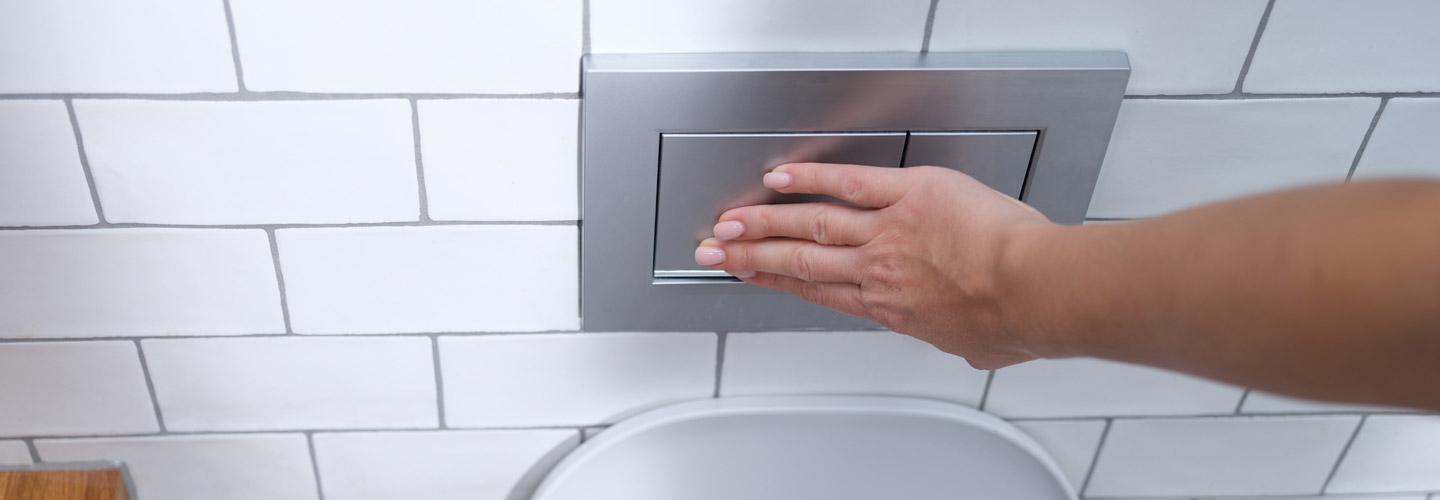 Plaatsen inbouwreservoir toilet