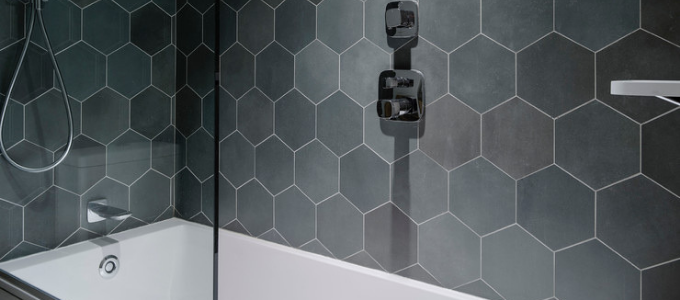 badkamermuur in verschillende tinten grijs