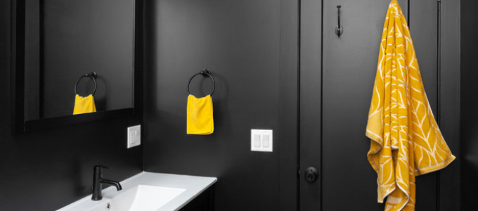 donkere badkamer met gele details