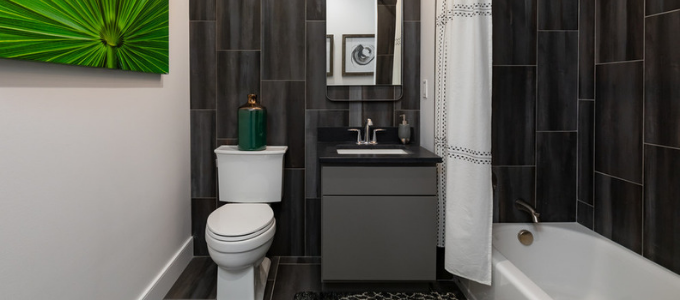 Donkere badkamer met witte details