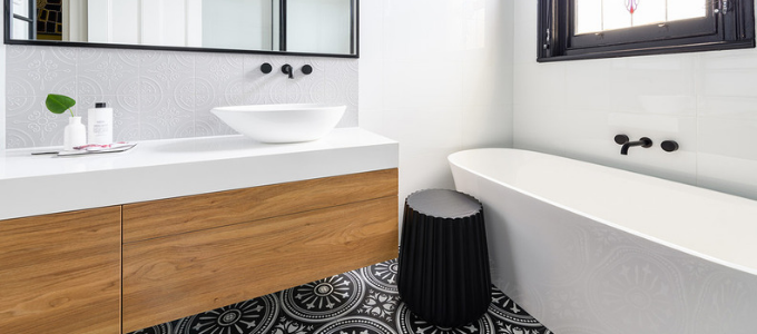 douchkruk en badkamerspiegel matzwart