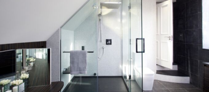 glazen inloopdouche onder schuin dak