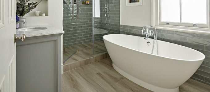 half vrijstaand bad tegen de muur