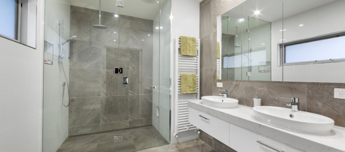 regendouche in luxe badkamer