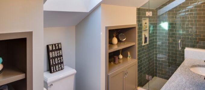 toilet onder schuin dak