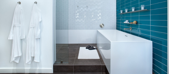 verschillende badkamertegels vloer en wand