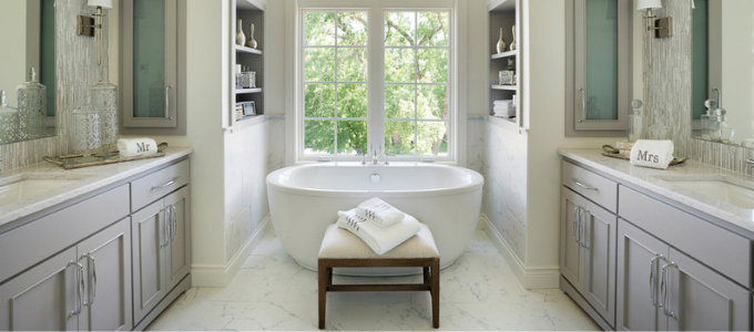 Vrijstaand bad bij het raam