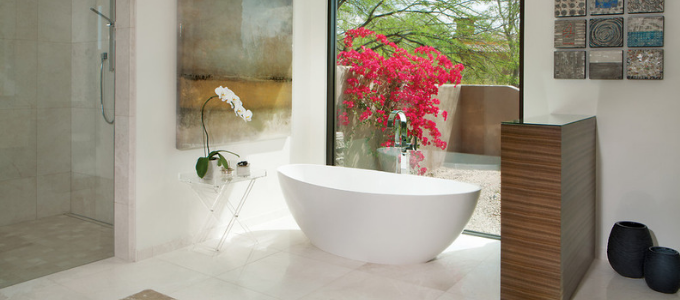 Vrijstaand bad voor het raam