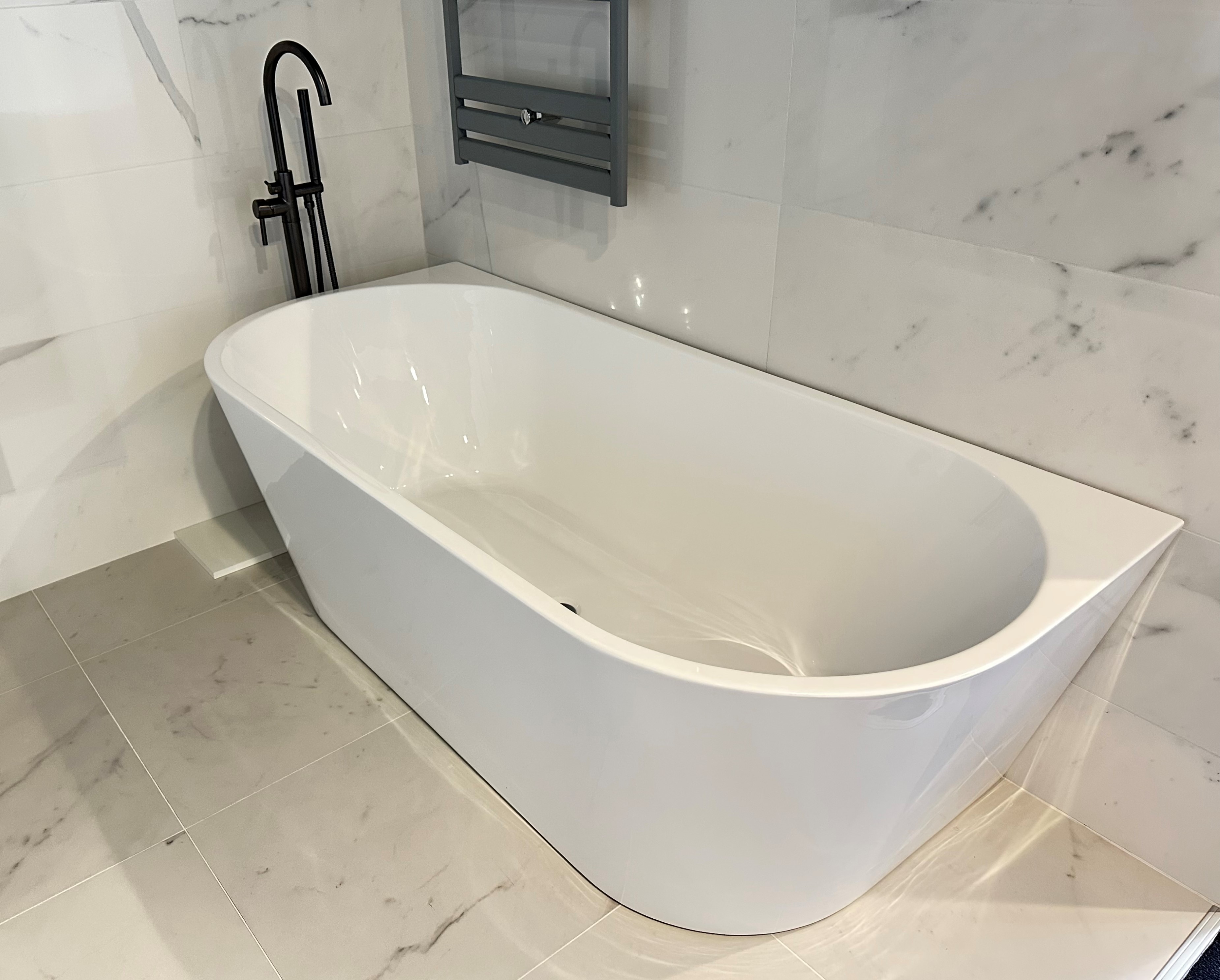 Ligbad Saar - Half Vrijstaand - 180x80x58 cm - Glasvezelversterkt Acryl - Glans Wit - Inclusief Waste en Overloop