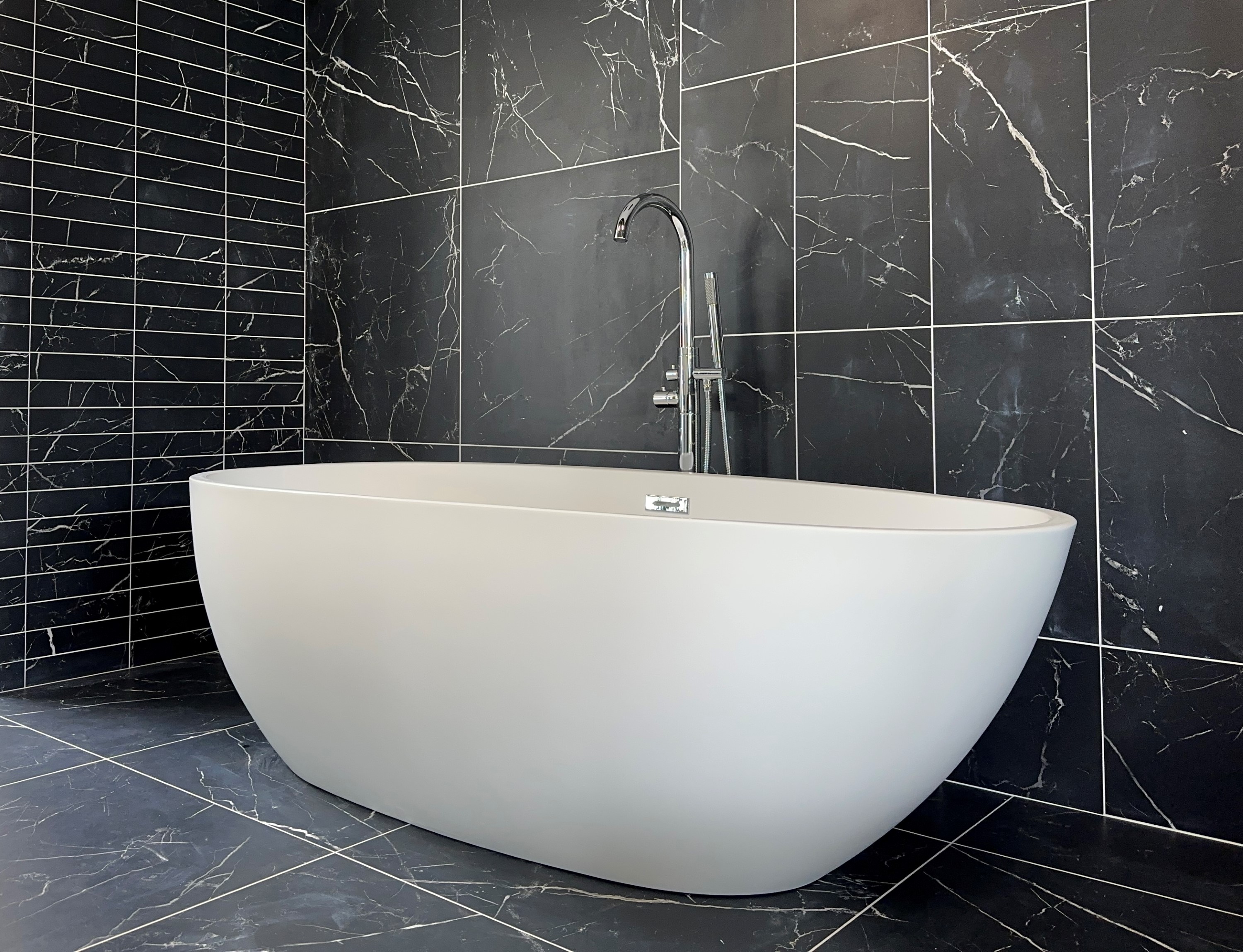 Ligbad Donau - Vrijstaand - 180x90x58 cm - Glasvezelversterkt Acryl - Mat Wit - Inclusief Waste en Overloop