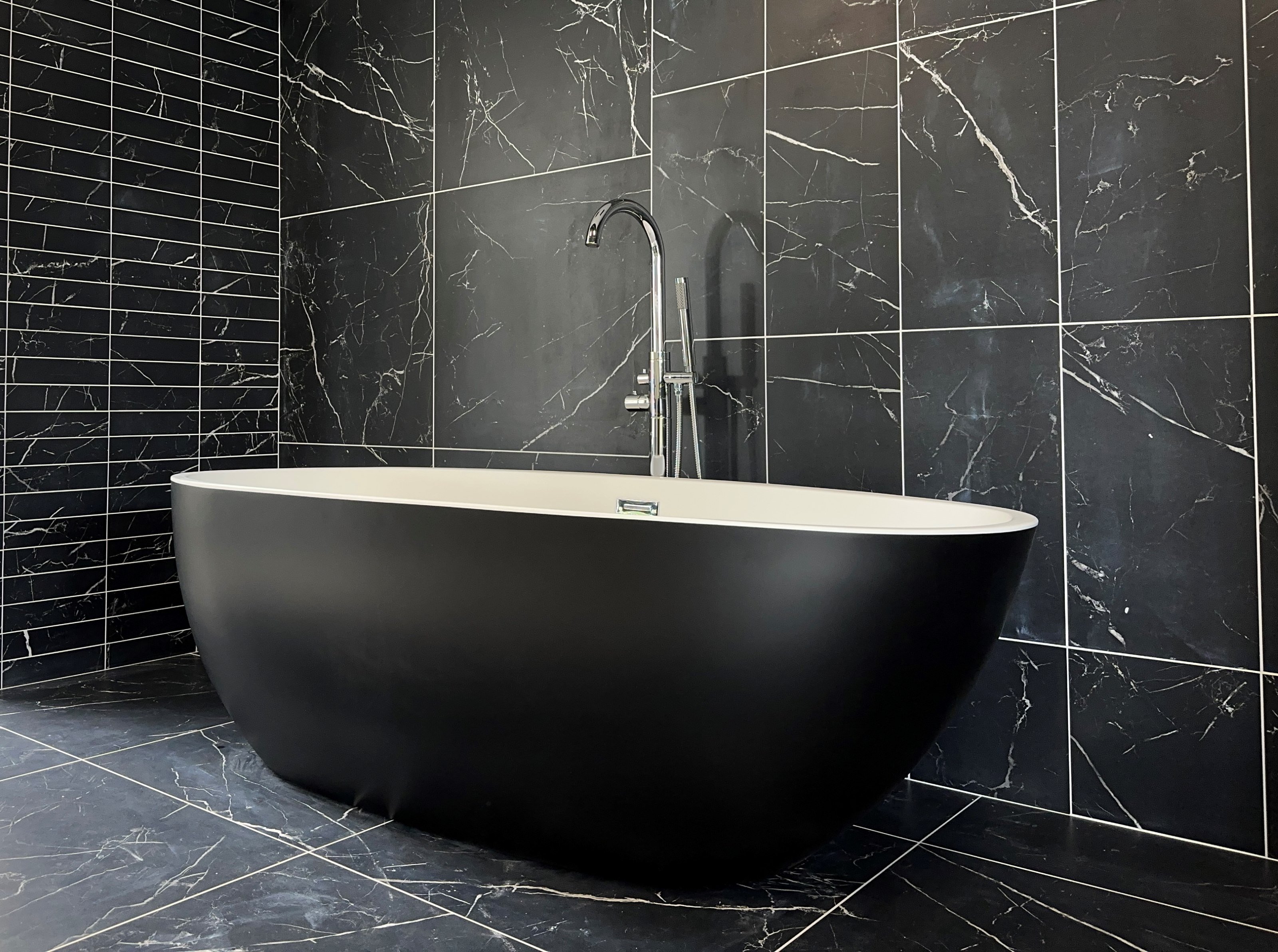 Ligbad Donau - Vrijstaand - 180x90x58 cm - Glasvezelversterkt Acryl - Mat Zwart - Inclusief Waste en Overloop