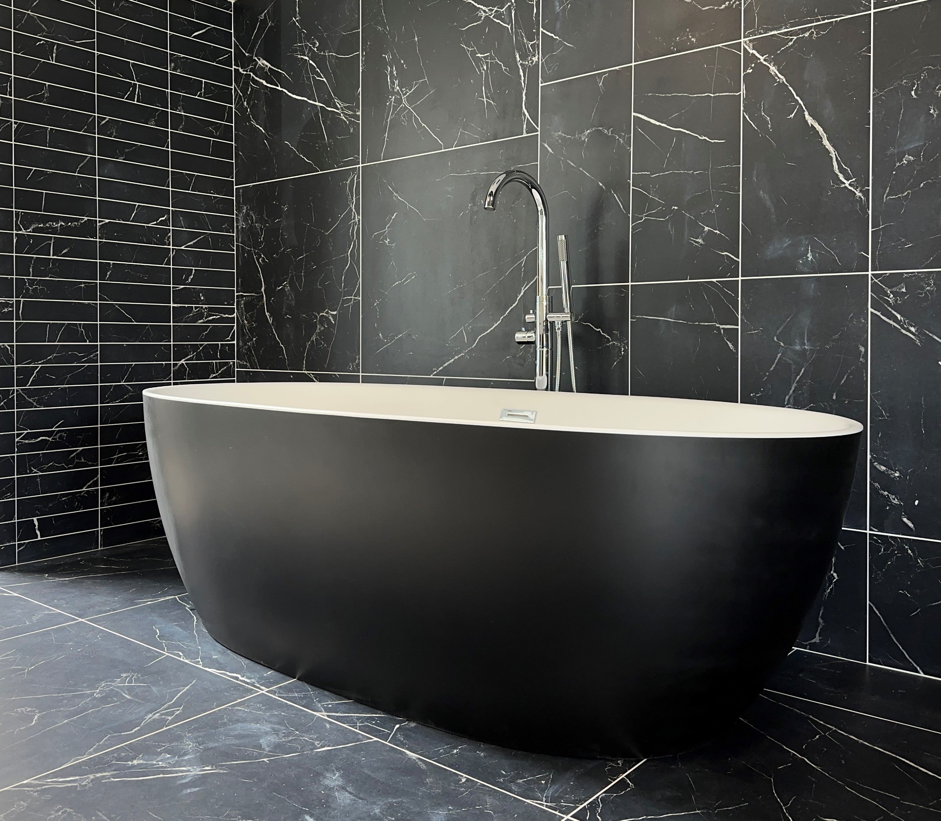 Ligbad Fulda - Vrijstaand - 186x88,5x60,5 cm - Glasvezelversterkt Acryl - Mat Zwart - Inclusief Waste en Overloop