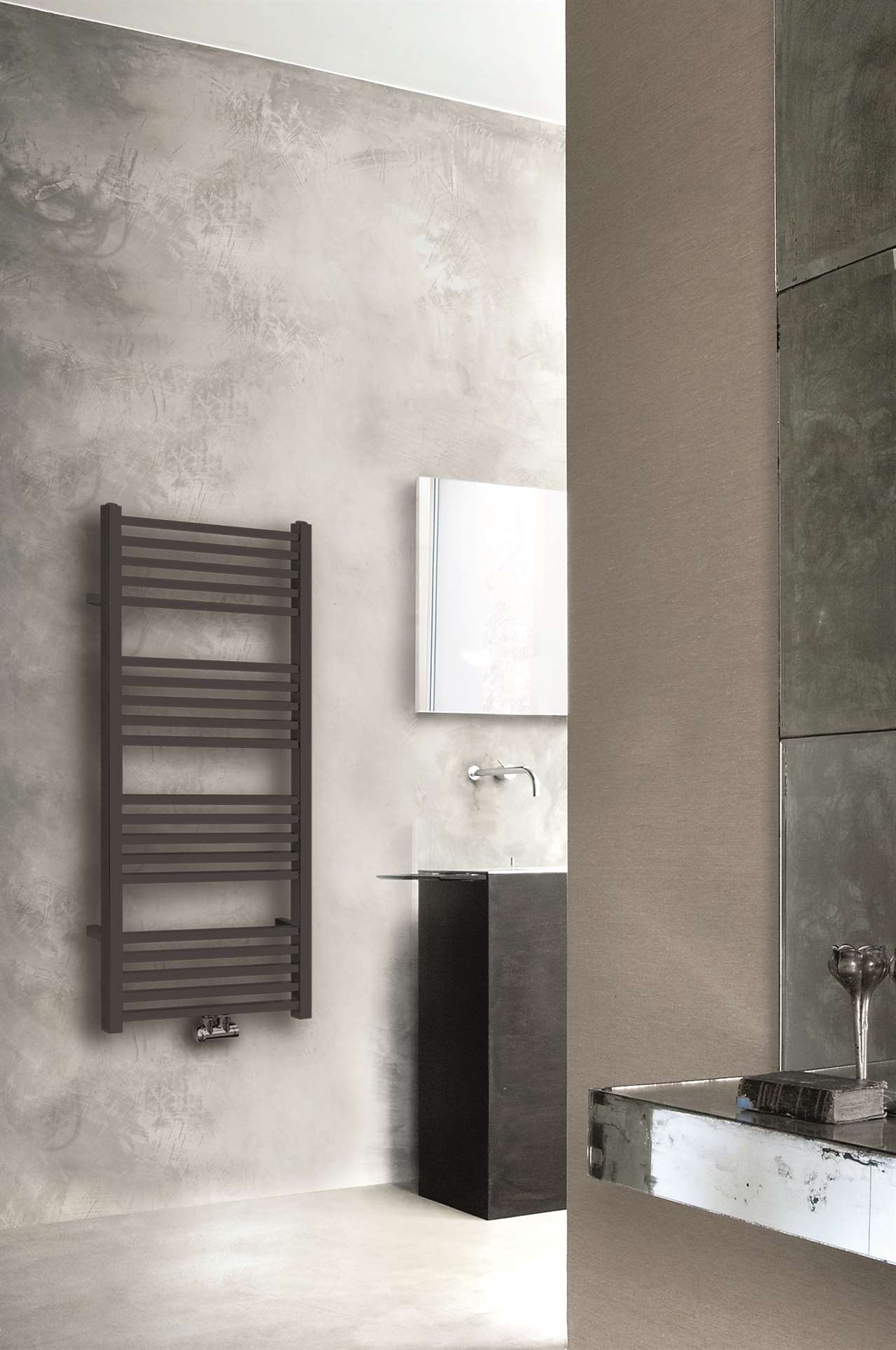 Tower Sierradiator Mat-Zwart 1190X600 M/O Aansl.