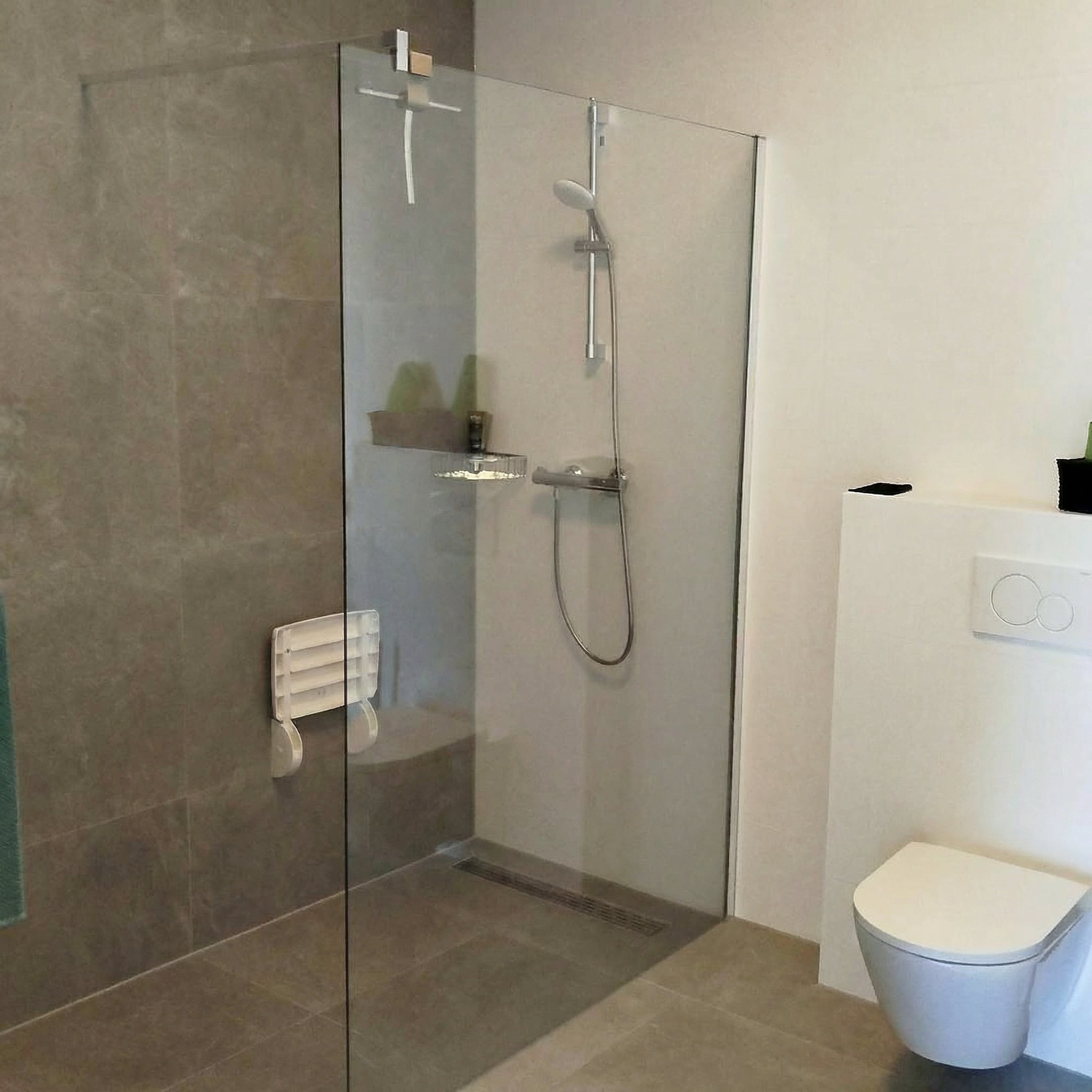 Nieuwe badkamer installatie met premium afwerking